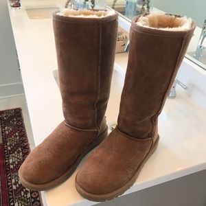 Size 7 Classic Ugg Boots! Like New!! Barely Worn!